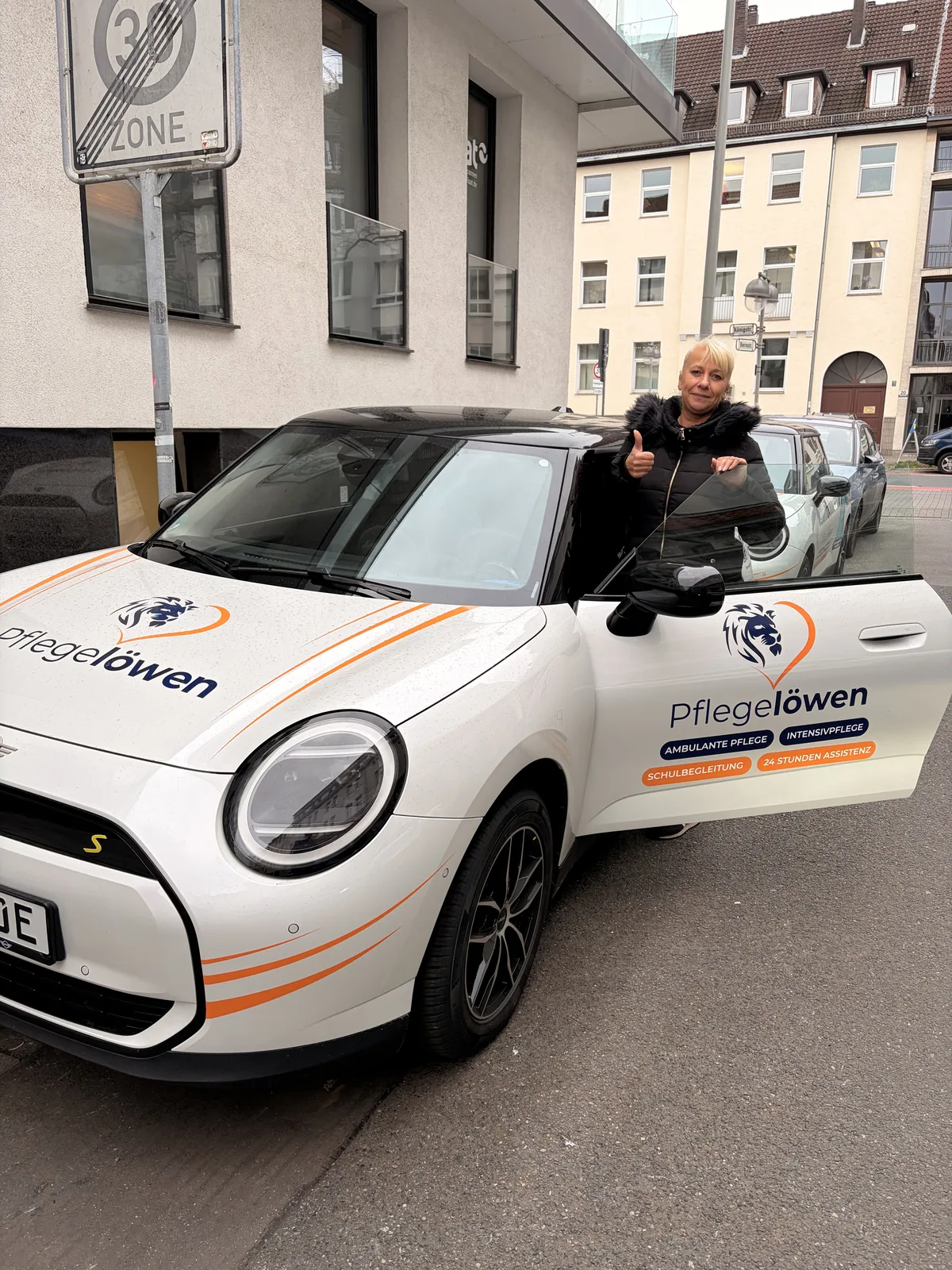 Claudia Dienelt zeigt Daumen hoch am Pflegelöwen-E-Mini