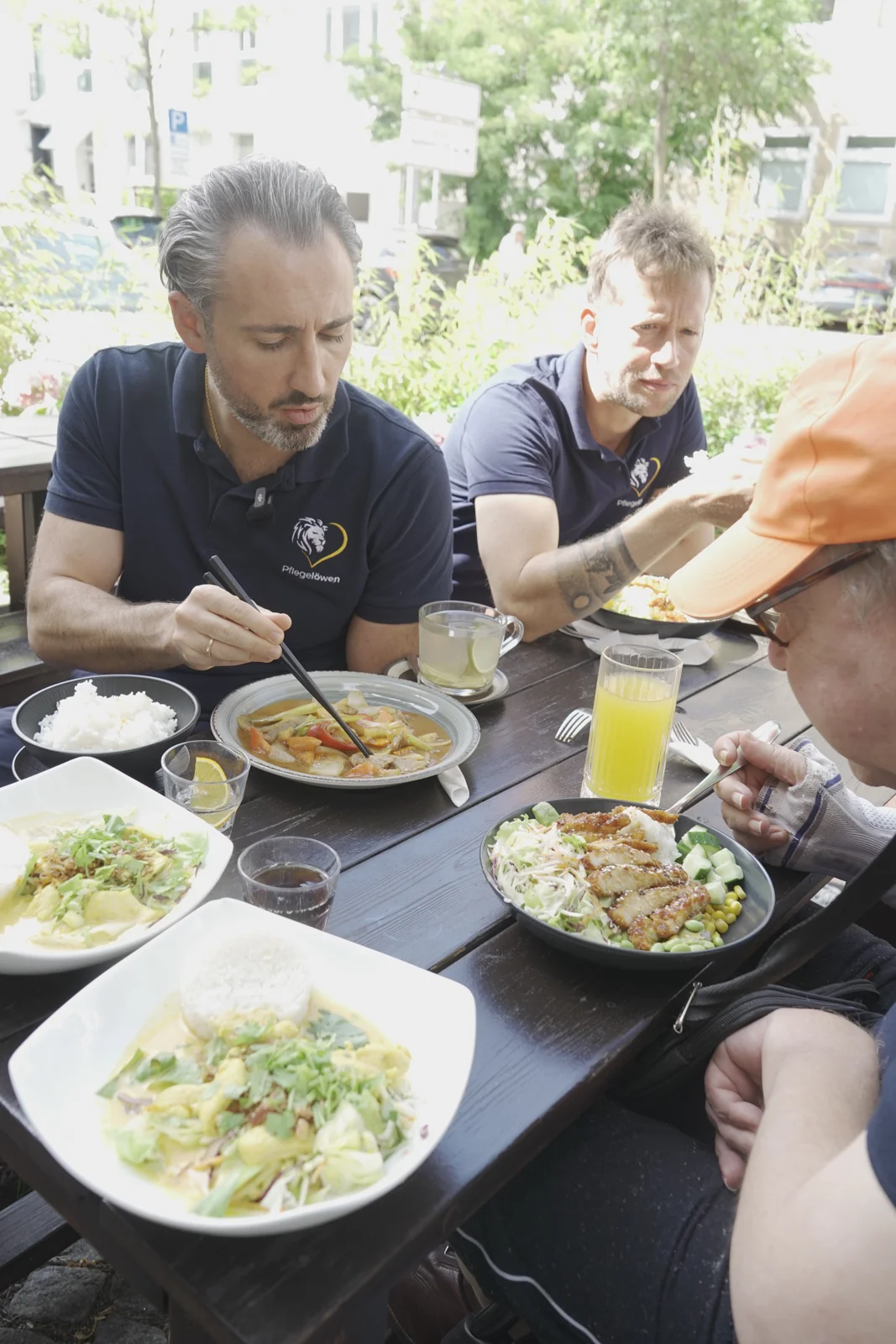 Team und Klient beim gemeinsamen Mittagessen