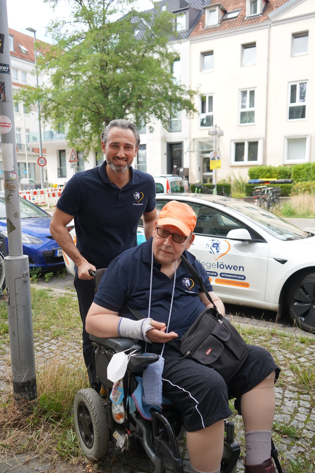 Ein Klient und ein Pflegelöwen-Mitarbeiter bei einem gemeinsamen Ausflug