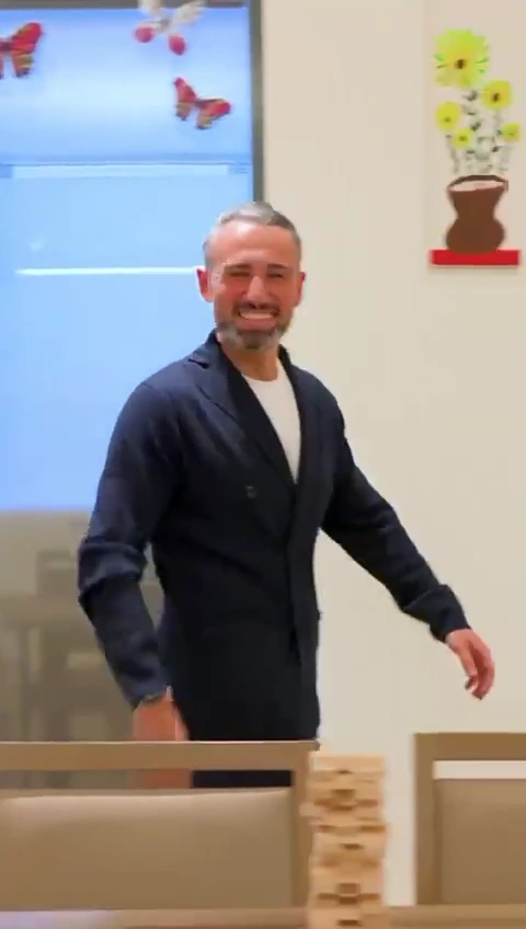 Originalstandbild: Igor lächelt im Aufenthaltsraum